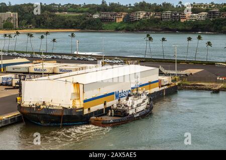 Nawiliwili, Kauai, Hawaï, États-Unis. - 17 janvier 2020: La barge flottante dans le port avec un entrepôt blanc sur le dessus pour couvrir les conteneurs d'expédition porte le Matson Banque D'Images