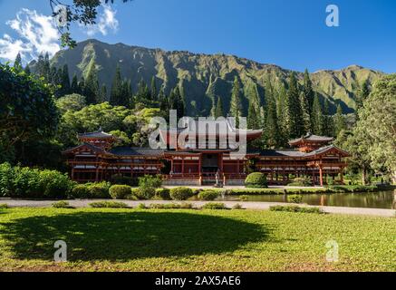 Kaneohe, HI - 24 janvier 2020: Le temple de Byodo-In sous les montagnes cannelées sur Oahu, Hawaï Banque D'Images