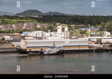 Nawiliwili, Kauai, Hawaï, États-Unis. - 17 janvier 2020: La barge flottante dans le port avec un entrepôt blanc sur le dessus pour couvrir les conteneurs d'expédition porte le Matson Banque D'Images