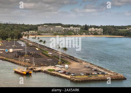 Nawiliwili, Kauai, Hawaï, États-Unis. - 17 janvier 2020: Plateau de récif sud du port construit dans l'eau de mer avec Marriott Resort et la plage à l'arrière, enveloppé Banque D'Images