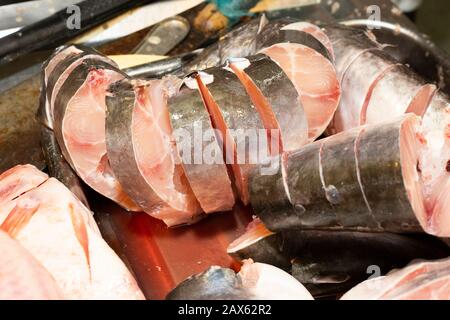 Tranches de poisson-chat sur le marché colombien, gros plan Banque D'Images