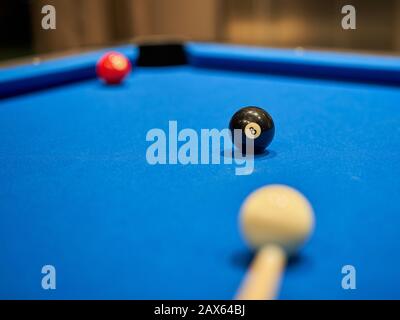 Piscine/billard/Snooker se concentrant sur les huit-ball. Chance de gagner le jeu. Banque D'Images