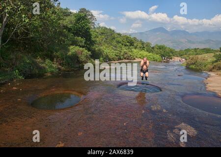 Plongez dans les profonds trous de natation de Las Gachas, Guadalupe, Santander, Colombie Banque D'Images