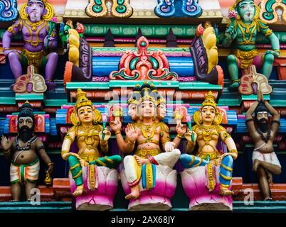 Vue rapprochée du gopuram (tour) du temple de Kapaleeshwarar, Mylapore, Chennai, Inde Banque D'Images