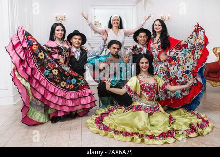 Portrait d'un groupe de chansons tziganes en costumes nationaux Banque D'Images