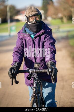 07 février 2020, Hessen, Francfort-sur-le-Main: Bien protégé contre le froid, Maria Bandur (62) est sur son vélo sur le chemin de sa maison dans le quartier de Francfort à son lieu de travail à Nordend par une intersection animée sur l'Allenring. Il appartient au groupe des cyclistes d'hiver de fer. Quatre à cinq fois par semaine, le musicien de l'église couvre environ 30 kilomètres sur sa bicyclette. Vendredi prochain (14.2.2020) sera leur jour d'honneur annuel, le "hiver-vélo-jour-travail" (jour de la navette de l'hiver). Photo: Frank Rumpenhorst/Dpa Banque D'Images