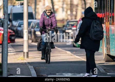 07 février 2020, Hessen, Francfort-sur-le-Main: Bien protégé contre le froid, Maria Bandur (62) est sur son vélo sur le chemin de sa maison dans le quartier de Francfort à son lieu de travail à Nordend par une intersection animée sur Alleenring. Il appartient au groupe des cyclistes d'hiver de fer. Quatre à cinq fois par semaine, le musicien de l'église couvre environ 30 kilomètres sur sa bicyclette. Vendredi prochain (14.2.2020) sera leur jour d'honneur annuel, le "hiver-vélo-jour-travail" (jour de la navette de l'hiver). Photo: Frank Rumpenhorst/Dpa Banque D'Images