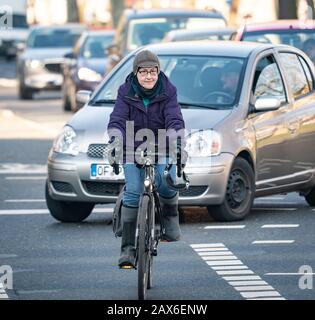 07 février 2020, Hessen, Francfort-sur-le-Main: Bien protégé contre le froid, Maria Bandur (62) est sur son vélo sur le chemin de sa maison dans le quartier de Francfort à son lieu de travail à Nordend par une intersection animée sur Alleenring. Il appartient au groupe des cyclistes d'hiver de fer. Quatre à cinq fois par semaine, le musicien de l'église couvre environ 30 kilomètres sur sa bicyclette. Vendredi prochain (14.2.2020) sera leur jour d'honneur annuel, le "hiver-vélo-jour-travail" (jour de la navette de l'hiver). Photo: Frank Rumpenhorst/Dpa Banque D'Images