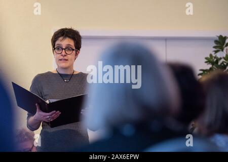 Stuttgart, Allemagne. 06 février 2020. Le directeur funéraire Du Sei Züfle parle aux visiteurs du café Tod de la mort. Tous les deux mois, l'institut invite 'Burials Häfner US. Züfle au café Tod. Crédit: Tom Weller/Dpa/Alay Live News Banque D'Images