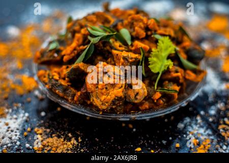 Célèbre casse-croûte indien et gujarati dans une plaque de verre sur la surface en bois, c'est-à-dire Patra ou paatra composé principalement de Colocasia esculenta ou arbi ke pan ou Banque D'Images