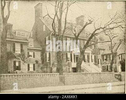 Une journée dans l'historique et beau Annapolis . à prendre au modci-ii liotrl ilial lias a été fait à partir de ses Jioines toriques de William Paca et la Brice House a utilisé l'annexe asan. À un étranger, les cercles et les rues d'Annapolissemblent mystérieusement iriruns les uns dans les autres, et nous avons dû nous engager dans de nombreuses directions, le plus poliment donné par les jeunes et vieux. On nous a dit de descendre dans la rue ] lain, à travers la rue Chan-eery (qui était une voie beureuse entre deux maisons), et que nous vivions sur le Cercle d'État, que nous avons fait, et que nous avons passé le petit bâtiment du Trésor sur les HouseGruds d'État. C'était bui Banque D'Images