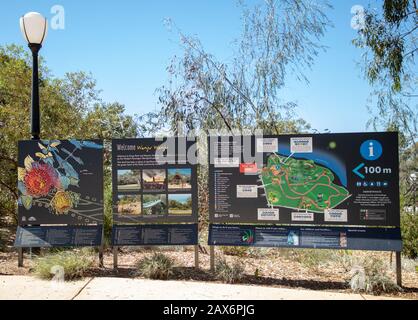 Panneaux d'information vus près de l'entrée de Kings Park, Perth, Australie. Banque D'Images