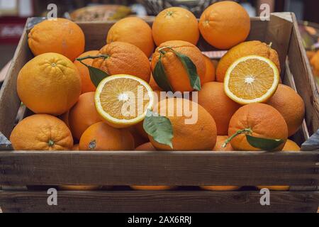 Photo en grand angle d'une caisse pleine d'orange frais fruits Banque D'Images