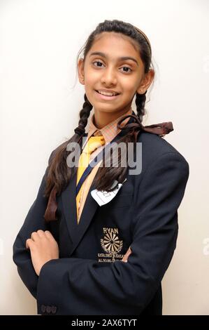 Mumbai. Maharashtra; Inde; Asie- 28 février 2019 - petite fille indienne À Porter uniforme étudiant à l'école internationale Banque D'Images