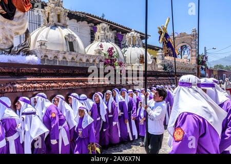 Antigua, Guatemala - 14 avril 2019 : procession du dimanche des palmier au site du patrimoine mondial de l'UNESCO avec les célèbres célébrations de la semaine Sainte. Banque D'Images