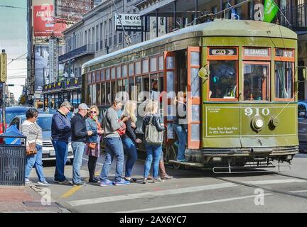 Les Gens Embarquant Le Tramway St Charles À La Nouvelle-Orléans, Louisiane Banque D'Images