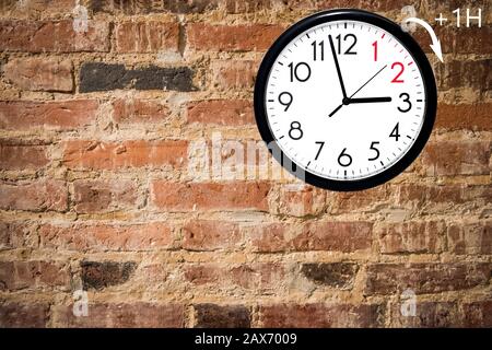 Heure D'Été (Dst). Ciel bleu avec nuages blancs et horloge. Tourner le temps vers l'avant (+1 h). Banque D'Images