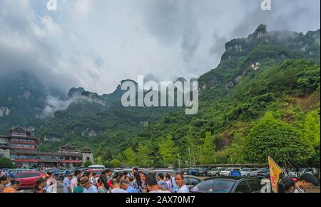 Zhangjiajie, Chine - Août 2019 : foules de touristes Massives dans une file d'attente extrêmement longue à l'entrée de la montagne Tianmen du parc national Zhangjiajie Banque D'Images