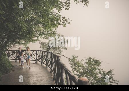Zhangjiajie, Chine - Août 2019 : Les Touristes marchant sur le chemin étroit populaire sur le sommet de la falaise qui est appelé Sky Walk à la montagne Tianmen, Z Banque D'Images