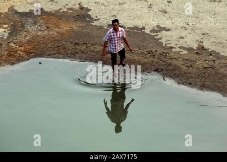 Phichit, Thaïlande. 10 février 2020. Un villageois marche dans une rivière Yom sèche pendant une saison de sécheresse dans la province de Phichit, au nord de Bangkok. Crédit: Chaiwat Subprasom/Sopa Images/Zuma Wire/Alay Live News Banque D'Images