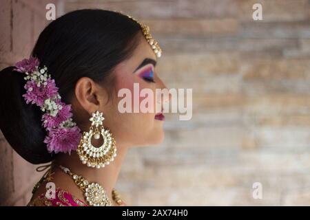 Portrait de femmes indiennes dans le style traditionnel de la mariée, maquillage de mariée avec de lourds bijoux en or Banque D'Images