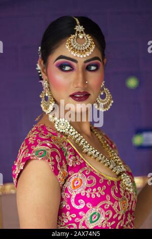 Portrait de femmes indiennes dans le style traditionnel de la mariée, maquillage de mariée avec de lourds bijoux en or Banque D'Images