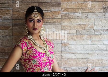 Portrait de femmes indiennes dans le style traditionnel de la mariée, maquillage de mariée avec de lourds bijoux en or Banque D'Images