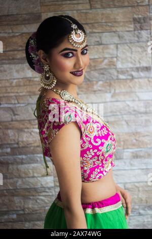 Portrait de femmes indiennes dans le style traditionnel de la mariée, maquillage de mariée avec de lourds bijoux en or Banque D'Images