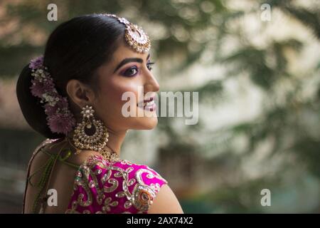 Portrait de femmes indiennes dans le style traditionnel de la mariée, maquillage de mariée avec de lourds bijoux en or Banque D'Images
