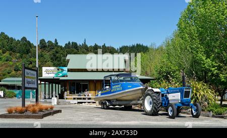 Marahau, TASMAN/NEW ZEALAND – 20 OCTOBRE 2018 : [bateau-taxi prêt à être remorqué sur le site de lancement de la plage par un tracteur, Marahau, Nouvelle-Zélande.] Banque D'Images