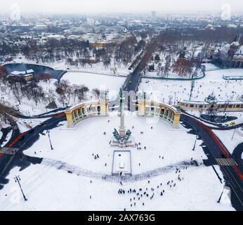 Budapest, Hongrie - la place des Héros de neige et le monument du Millénaire d'en haut lors d'une journée d'hiver froide avec le parc de la ville (Varosliget), le bain thermal Szechenyi A Banque D'Images