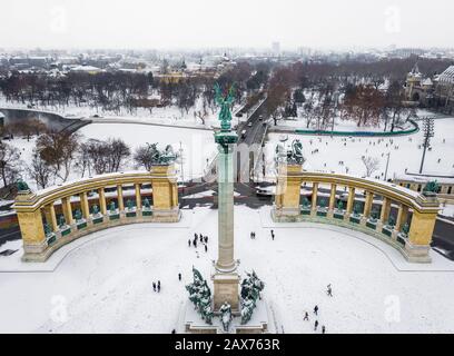 Budapest, Hongrie - la place des Héros de neige et le monument du Millénaire d'en haut lors d'une journée d'hiver froide avec le parc de la ville (Varosliget), le bain thermal Szechenyi A Banque D'Images