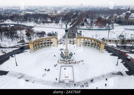 Budapest, Hongrie - la place des Héros de neige et le monument du Millénaire d'en haut lors d'une journée d'hiver froide avec le parc de la ville (Varosliget), le bain thermal Szechenyi, Banque D'Images