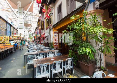 Chinatown Food Street est une expérience culinaire populaire de style rue, il y a beaucoup de style de restaurants chinois le long des shophouses. Singapour. Banque D'Images