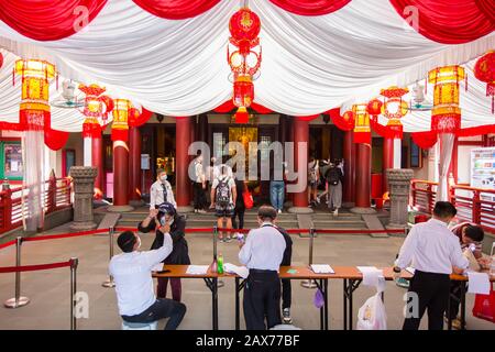 En raison de COVID-19. Singapour a mis en place des mesures de sécurité dans les lieux de touristes bondés pour vérifier la température des visiteurs et les détails personnels Banque D'Images