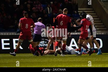 Vente Sharks Wing Denny Solomona plonge pour marquer ses côtés d'abord essayer pendant une première partie de la coupe de rugby de première catégorie remporté par la vente 28-7, vendredi 7 février 2020, à Eccles, Royaume-Uni. (Photo par IOS/ESPA-Images) Banque D'Images