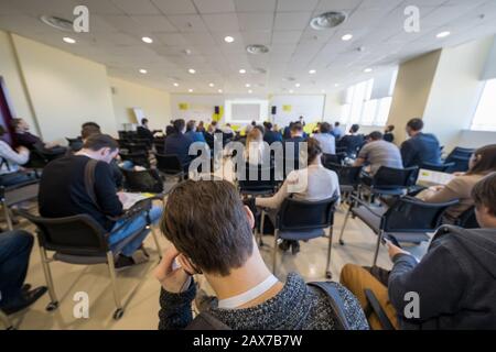 Stagiaires sur la réunion de séminaire dans la salle de conférence spacieuse Banque D'Images