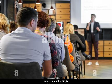 Chargé de cours à l'écoute de l'auditoire atelier Banque D'Images