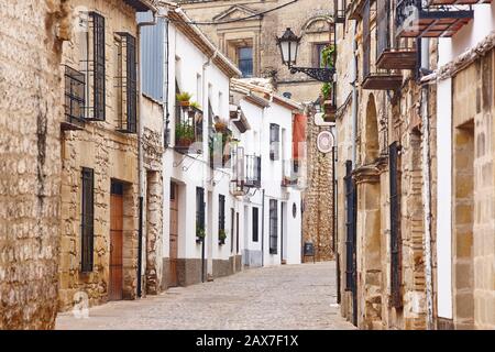 Ruelle antique et maisons en pierre à Baeza, patrimoine De L'Unesco. Espagne Banque D'Images