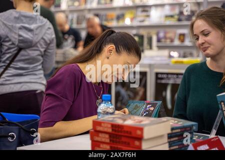 Katowice, Pologne - 6-8 décembre 2019: L'auteur du livre Albena Grabowska signe des livres lors de la Foire du livre Silésie à Katowice en 2019 à International Congres Banque D'Images