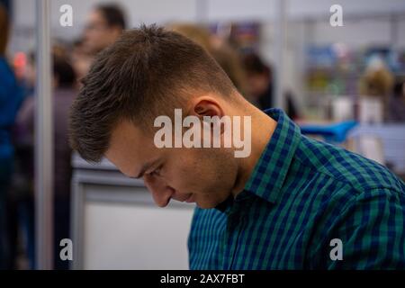 Katowice, Pologne - 6-8 décembre 2019 : Jakub Malecki, l'écrivain polonais signe des livres lors de la Foire du livre silésien à Katowice en 2019 à International Congre Banque D'Images