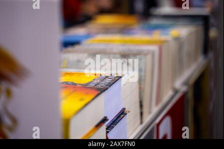 Katowice, Pologne - 6-8 décembre 2019: Pile de livres lors de la Foire du livre silésien à Katowice en 2019 au Centre International des Congrès. Banque D'Images