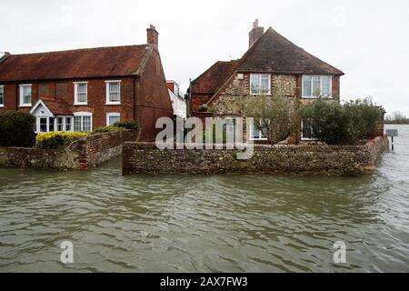 Bosham, West Sussex. 10 février 2020. Météo au Royaume-Uni : les maisons sont entourées d'eau alors que les marées montent à la suite de la tempête Ciara et inondent le village de Bosham, West Sussex, Royaume-Uni lundi 10 février 2020. De nombreux endroits au Royaume-Uni sont toujours équipés d'avertissements météorologiques jaunes alors que le front de temps de Storm Ciara se poursuit. Photo : Luke Macgregor Crédit : Luke Macgregor/Alamy Live News Banque D'Images