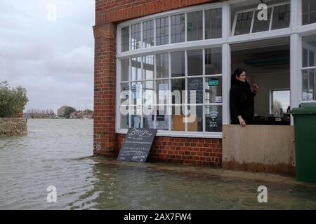 Bosham, West Sussex. 10 février 2020. Météo au Royaume-Uni : un employé de café regarde de ses locaux alors que les marées montent à la suite de la tempête Ciara et inondent le village de Bosham, West Sussex, Royaume-Uni lundi 10 février 2020. De nombreux endroits au Royaume-Uni sont toujours équipés d'avertissements météorologiques jaunes alors que le front de temps de Storm Ciara se poursuit. Photo : Luke Macgregor Crédit : Luke Macgregor/Alamy Live News Banque D'Images