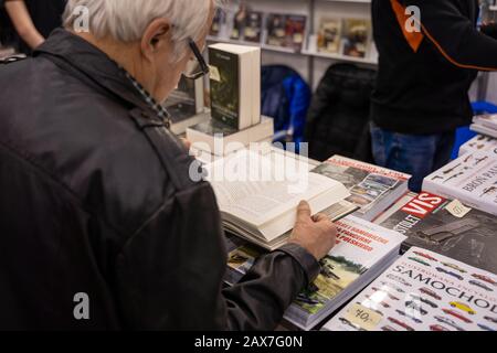 Katowice, Pologne - 6-8 décembre 2019: Les hommes parcourent le livre à des livres historiques se tiennent pendant la Foire du livre silésien à Katowice en 2019 Banque D'Images