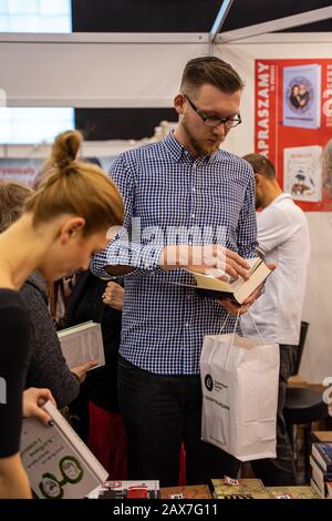 Katowice, Pologne - 6-8 décembre 2019: Paire à la recherche de livres intéressants pendant la Foire du livre silésien à Katowice en 2019 au Congrès international Banque D'Images