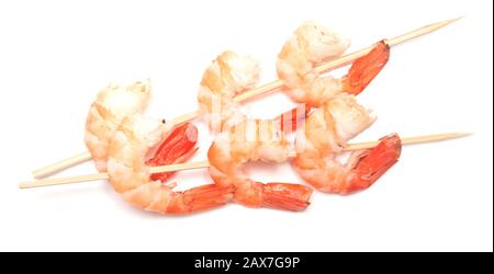 Deux brochettes de crevettes isolées sur fond blanc Banque D'Images