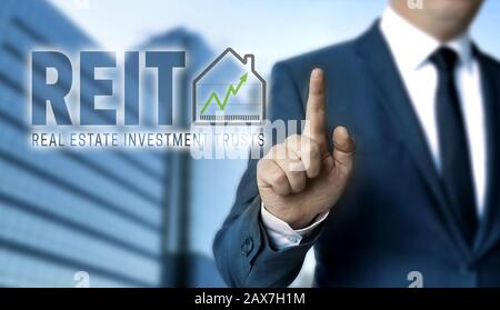 Le concept REIT est montré par l'homme d'affaires. Banque D'Images