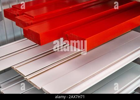 Éléments de meubles peints dans la cabine de pulvérisation. Émail rouge. Fabrication de meubles... Processus de fabrication de meubles en bois Banque D'Images