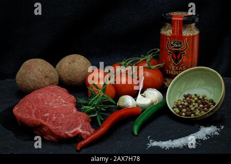 préparez la nourriture avec des ingrédients, des steaks, des tomates, des pommes de terre Banque D'Images